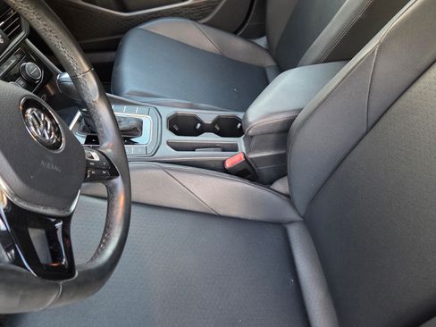 Used 2019 Volkswagen Jetta SE w/ Cold Weather Package image 4