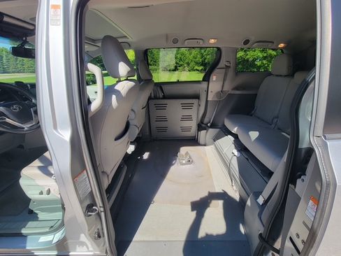 Used 2015 Toyota Sienna XLE w/ XLE Navigation Package FWD image 13