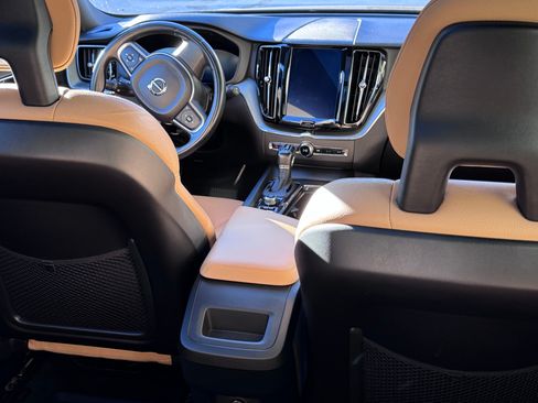 Used 2018 Volvo XC60 T6 Momentum w/ Convenience Package image 23