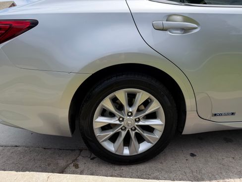 Used 2015 Lexus ES 300h w/ Navigation System Package FWD image 9