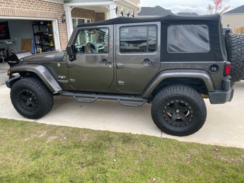 Used 2017 Jeep Wrangler Unlimited Sahara w/ Connectivity Group image 5