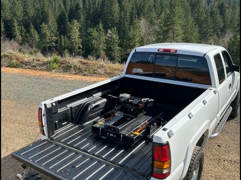 Used 2005 GMC Sierra 2500 SLT w/ Skid Plate Package image 10