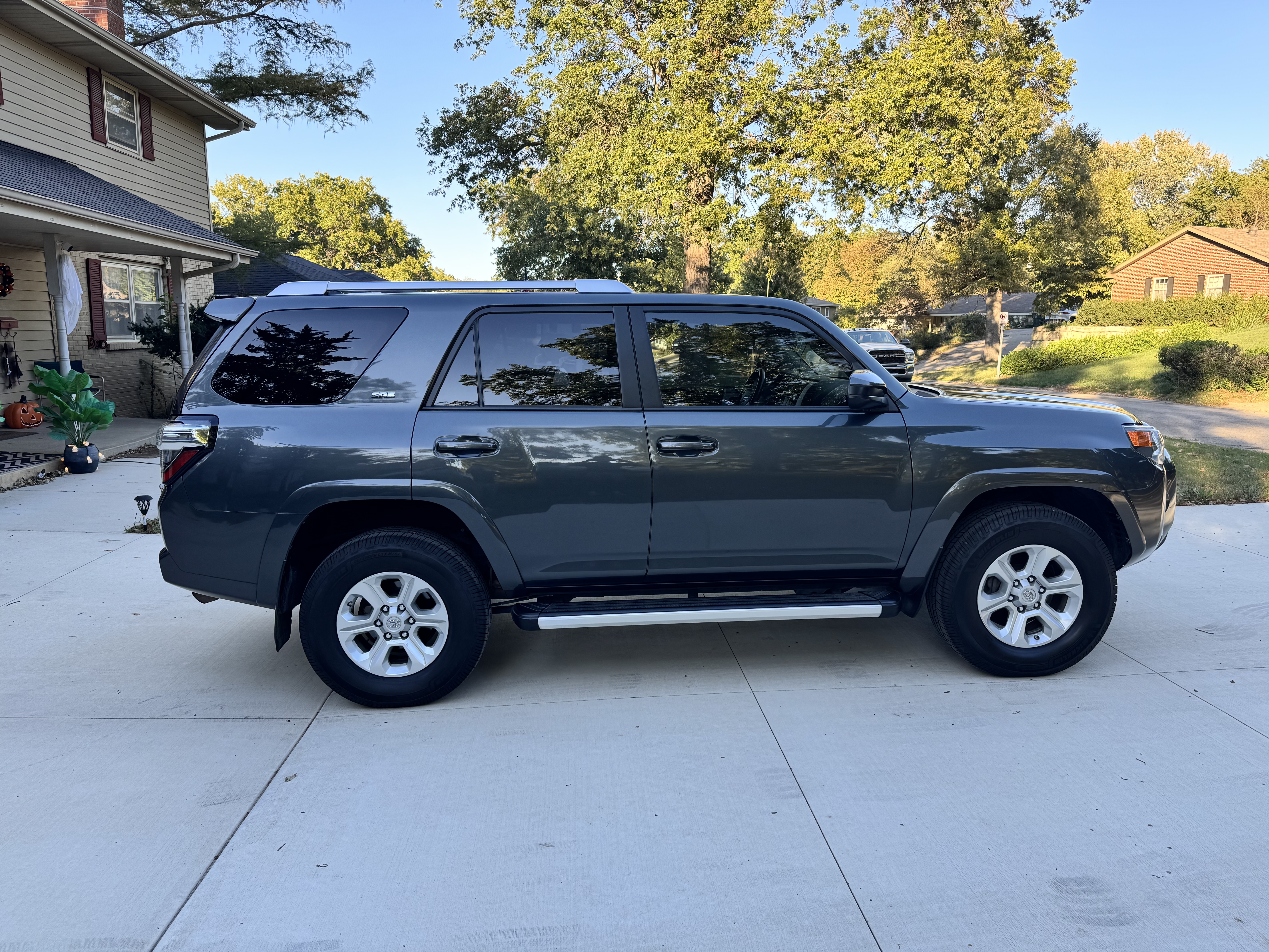 Used 2015 Toyota 4Runner SR5 AWD/4WD image 10