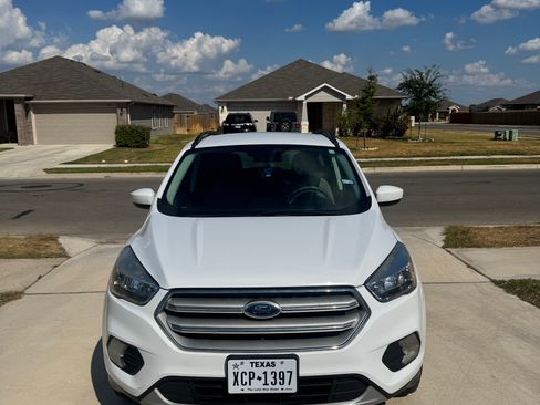 Used 2018 Ford Escape SE w/ SE Sync 3 Package FWD image 2