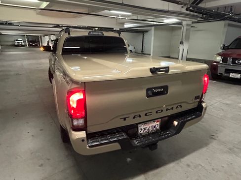 Used 2018 Toyota Tacoma TRD Sport w/ Technology Package image 9