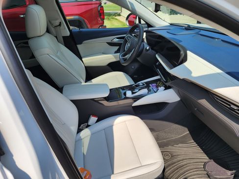 Used 2024 Buick Envision Avenir AWD/4WD image 2