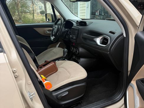 Used 2016 Jeep Renegade Latitude w/ Popular Equipment Group image 9