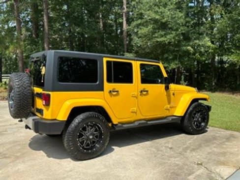 Used 2015 Jeep Wrangler Unlimited Sahara w/ Connectivity Group AWD/4WD image 2
