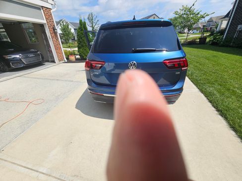 Used 2018 Volkswagen Tiguan SE w/ Panoramic Sunroof Package FWD image 9