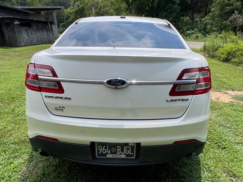 Used 2015 Ford Taurus Limited w/ Equipment Group 301A FWD image 9