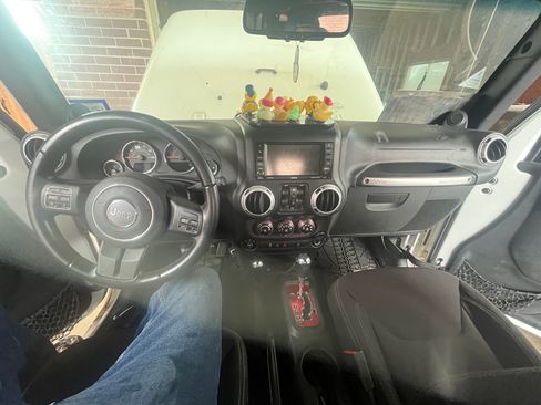 Used 2013 Jeep Wrangler Unlimited Sahara w/ Connectivity Group AWD/4WD image 10