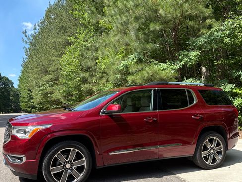 Used 2018 GMC Acadia Denali w/ Technology Package FWD image 4