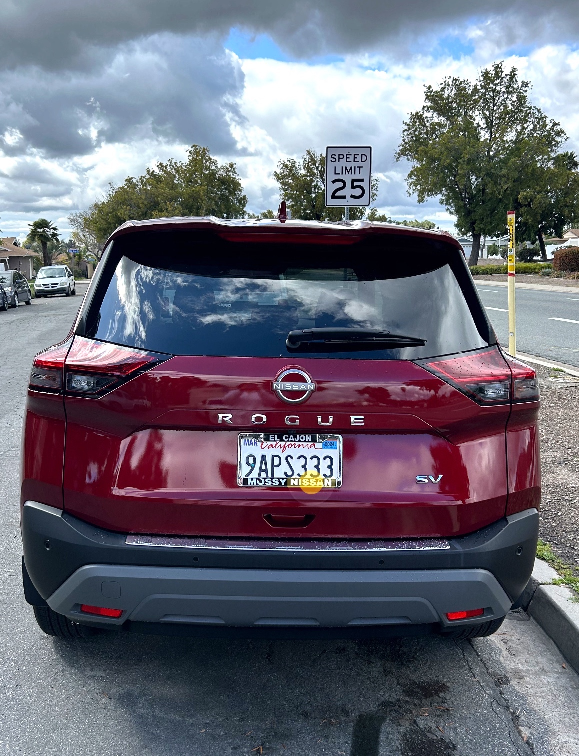 Used 2022 Nissan Rogue SV FWD image 2