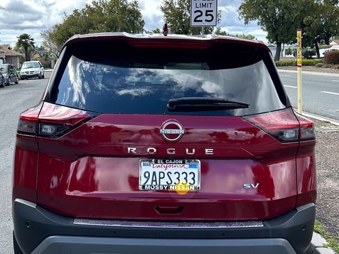 Used 2022 Nissan Rogue SV FWD image 2
