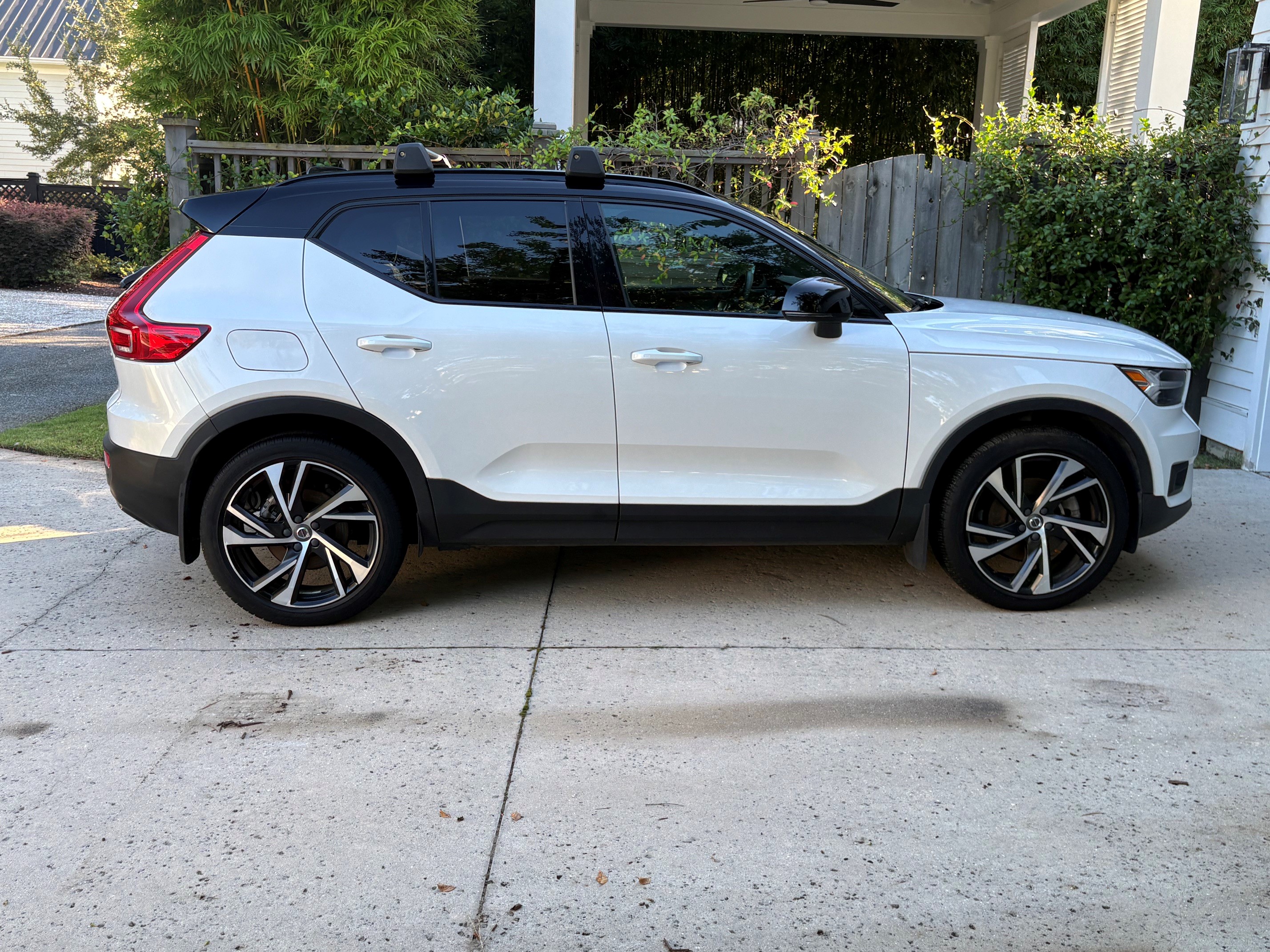 Used 2021 Volvo XC40 T5 R-Design w/ Climate Package AWD/4WD image 1