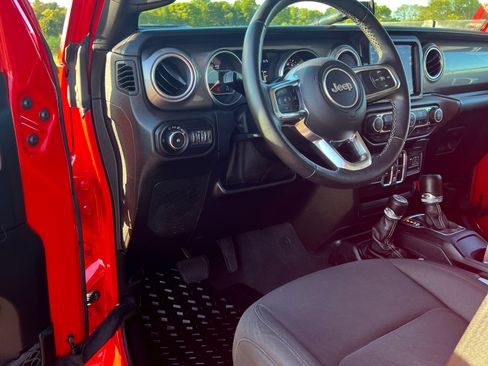 Used 2018 Jeep Wrangler Unlimited Sahara image 11