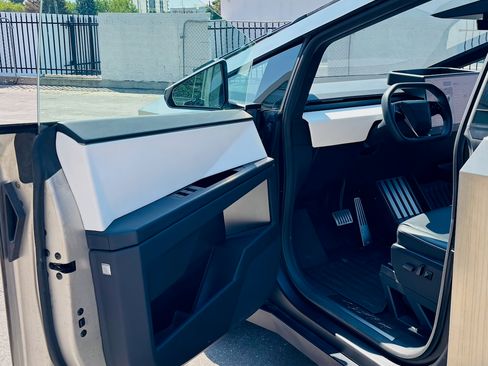 Used 2024 Tesla Cybertruck AWD Crew Cab image 16