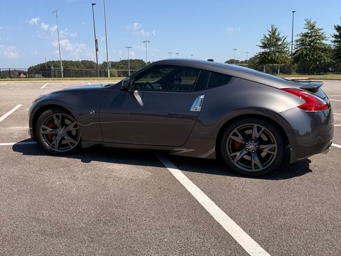 Used 2010 Nissan 370Z Touring w/ Sport Pkg RWD image 2