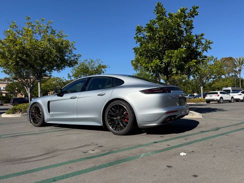 Used 2019 Porsche Panamera GTS image 8