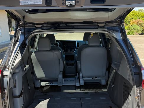 Used 2018 Toyota Sienna XLE Premium FWD image 6