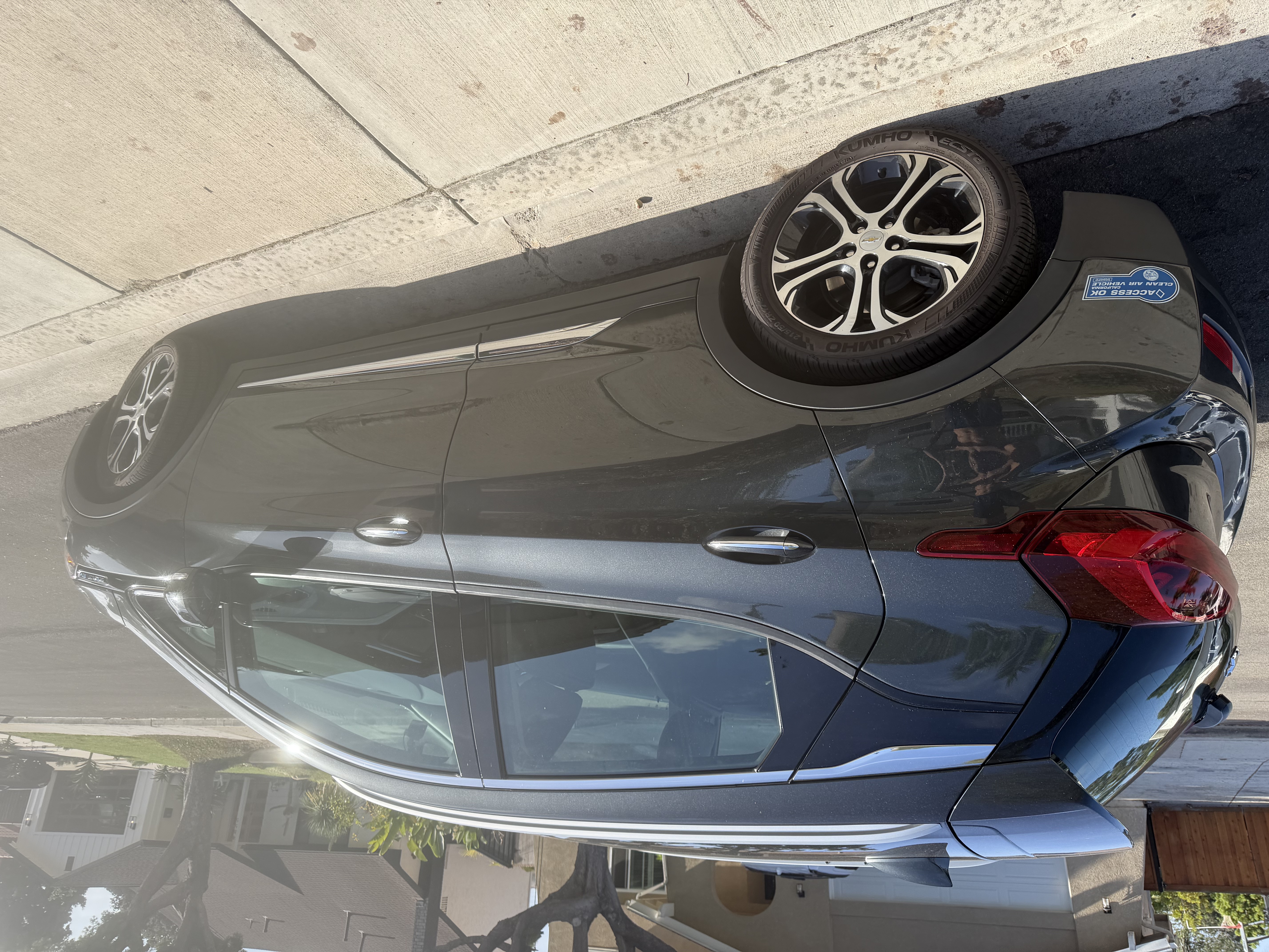 Used 2020 Chevrolet Bolt Premier w/ Infotainment Package FWD image 5