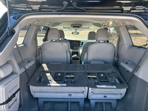 Used 2016 Toyota Sienna XLE image 10