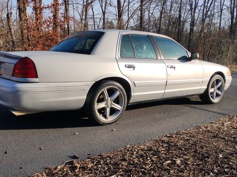Used 2003 Ford Crown Victoria LX image 6