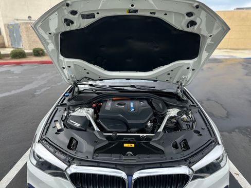 Used 2019 BMW 530e w/ M Sport Package RWD image 9