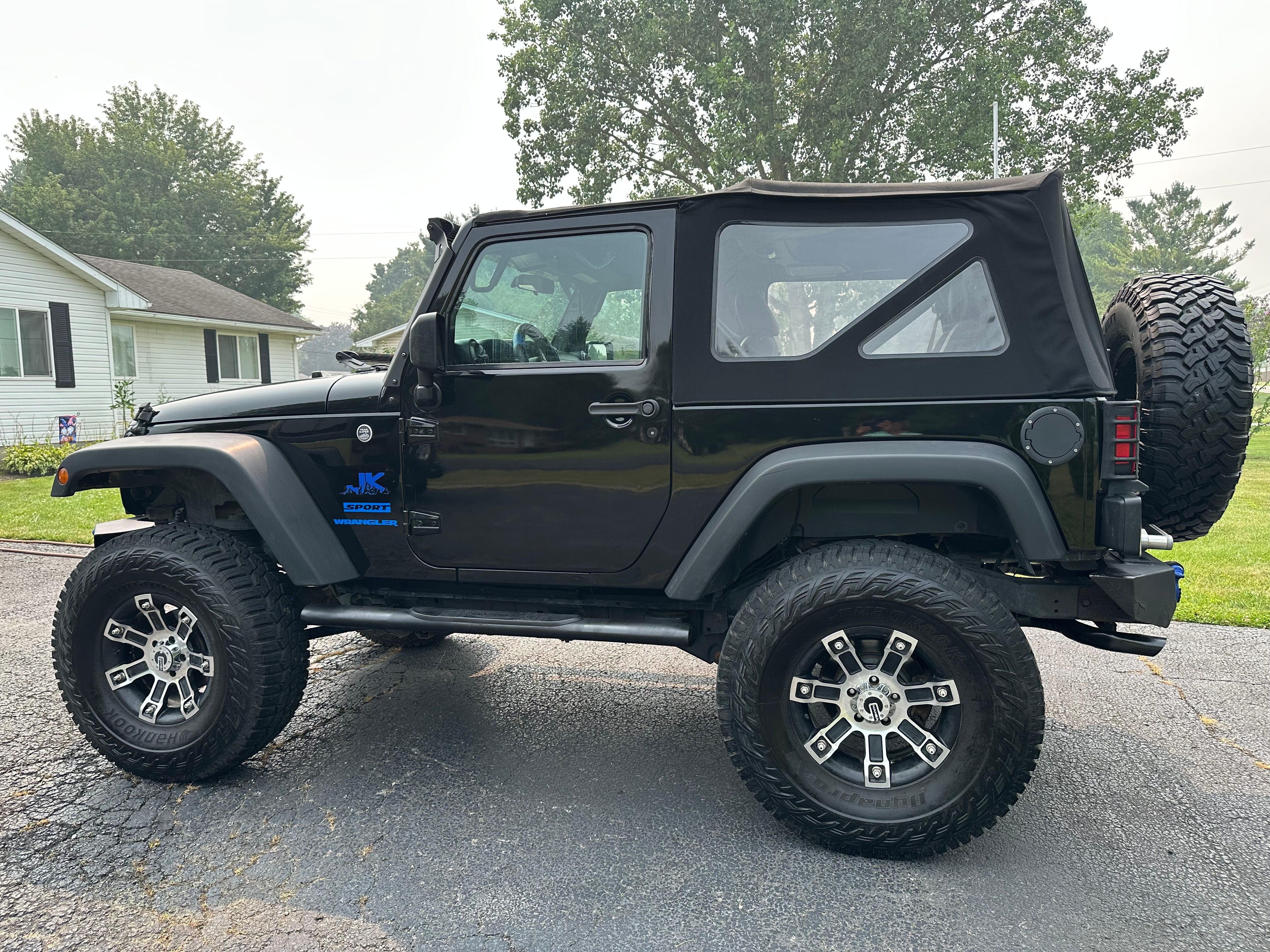Used 2015 Jeep Wrangler Sport w/ Connectivity Group AWD/4WD image 9