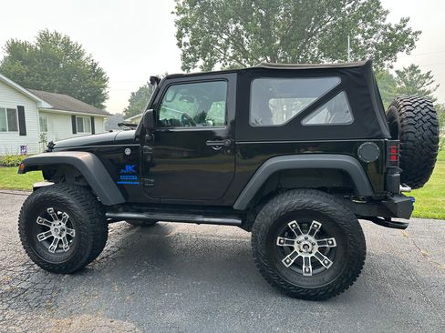 Used 2015 Jeep Wrangler Sport w/ Connectivity Group AWD/4WD image 9