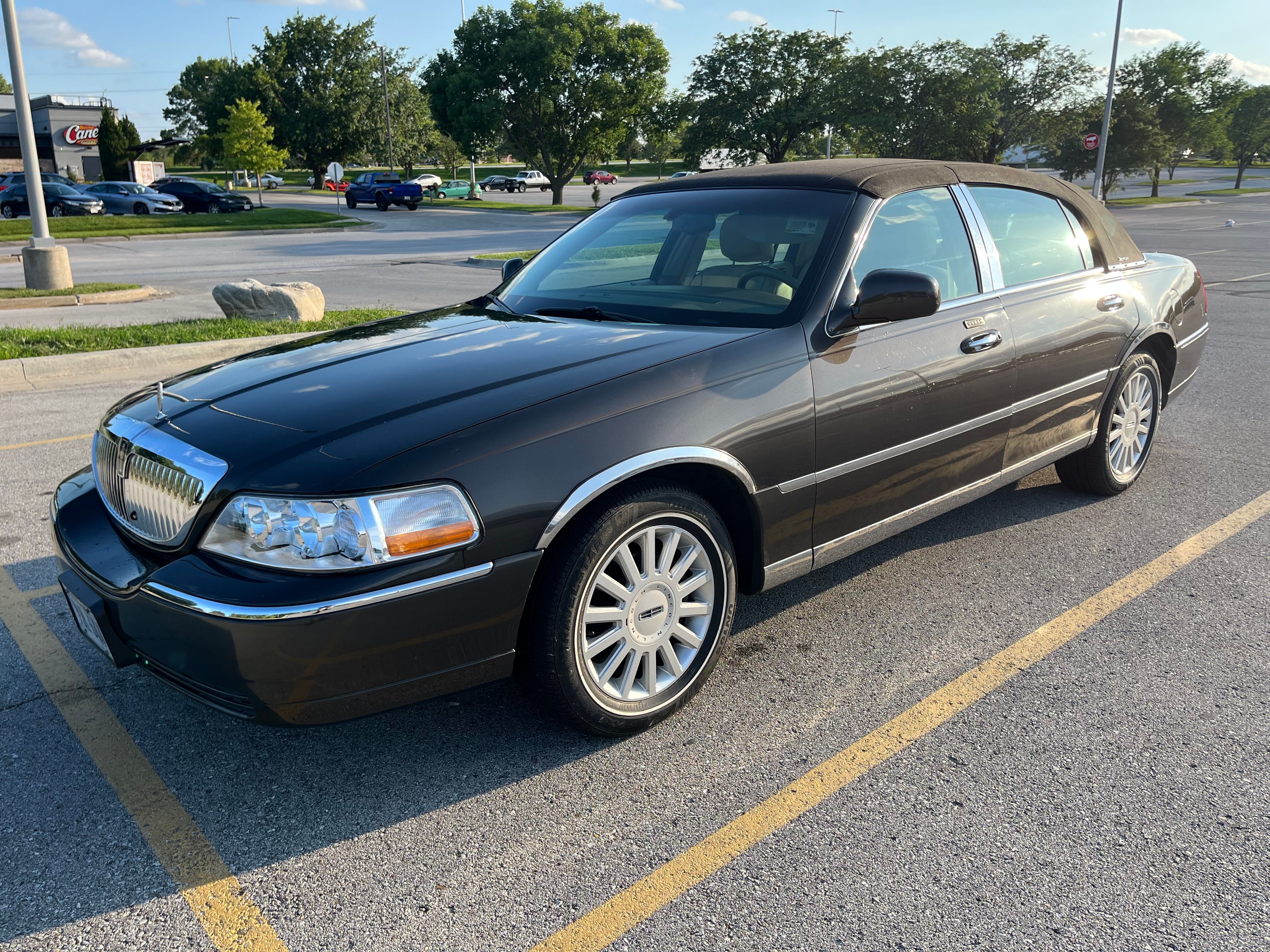 Used 2005 Lincoln Town Car Signature RWD image 1