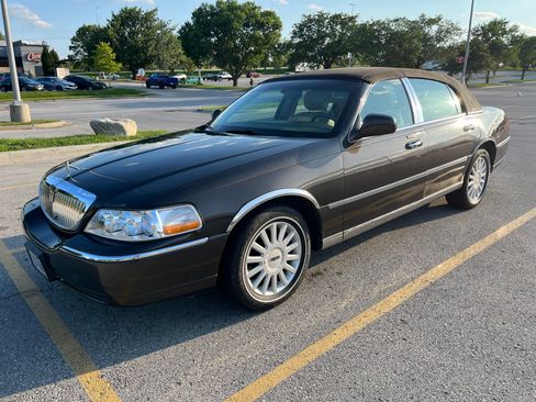 Used 2005 Lincoln Town Car Signature RWD image 1