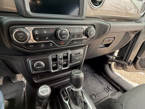 Used 2020 Jeep Gladiator Overland image 15