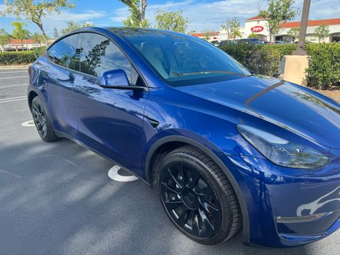 Used 2023 Tesla Model Y Long Range AWD/4WD image 2