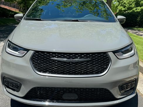 Used 2023 Chrysler Pacifica Touring-L w/ S Appearance Package image 2