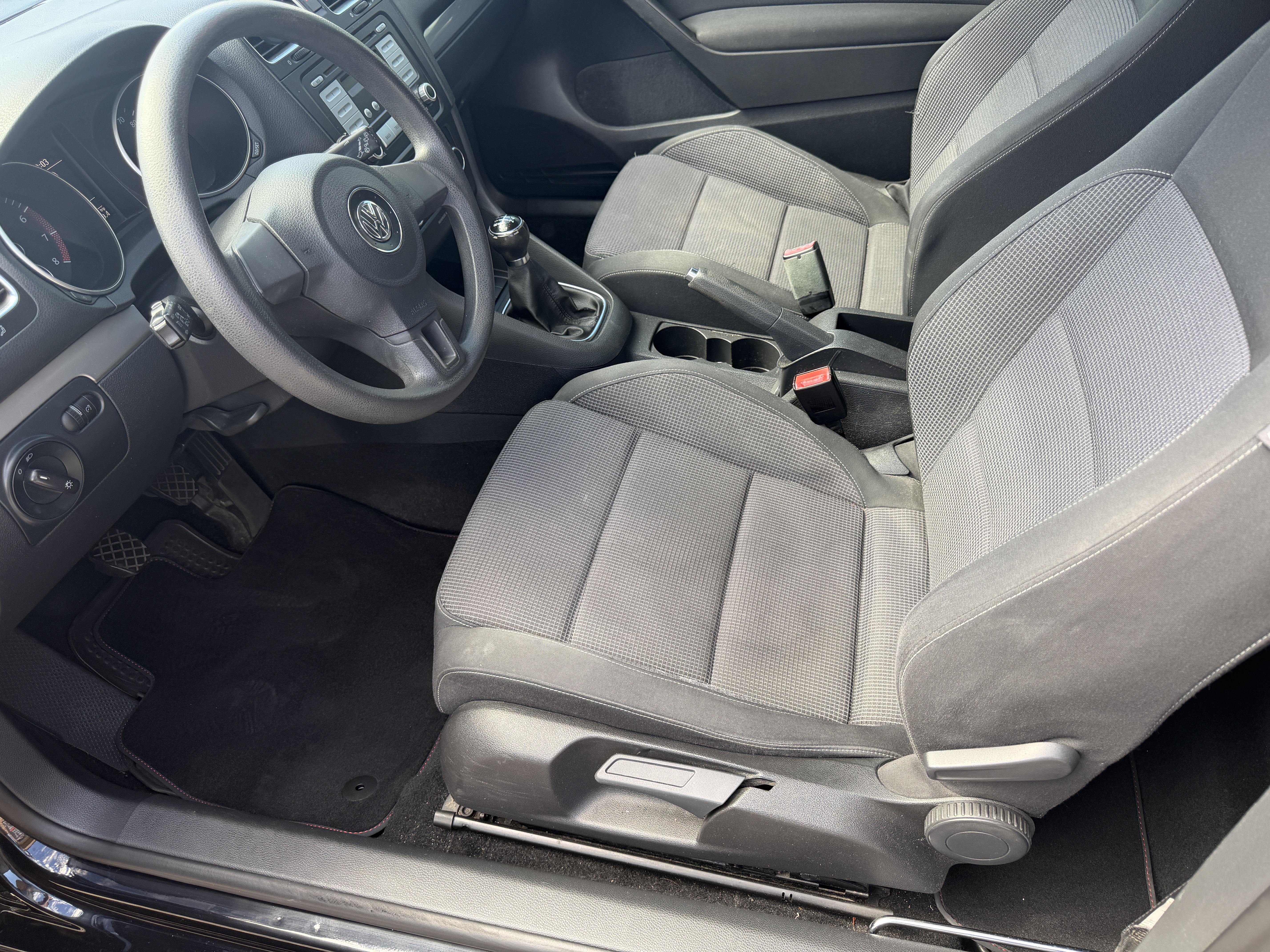 Used 2010 Volkswagen Golf 2-Door FWD image 6