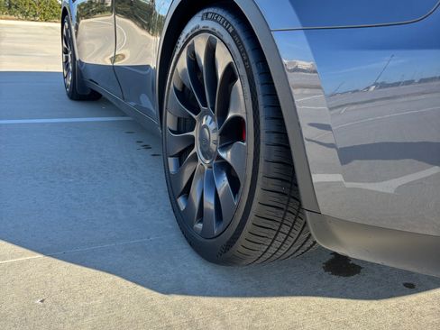 Used 2023 Tesla Model Y Performance image 11