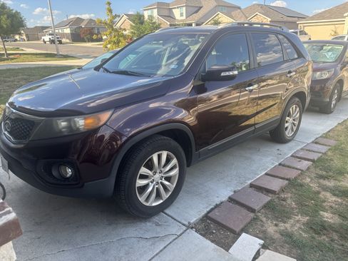 Used 2011 Kia Sorento LX w/ Convenience Pkg image 2