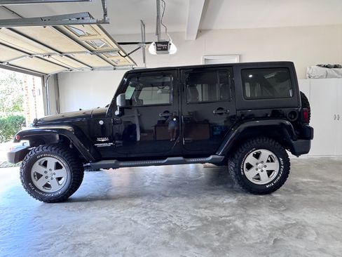 Used 2011 Jeep Wrangler Unlimited Sahara w/ Dual Top Group AWD/4WD image 6