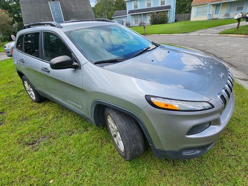 Used 2016 Jeep Cherokee Sport image 4