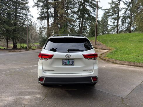 Used 2019 Toyota Highlander Limited Platinum image 11