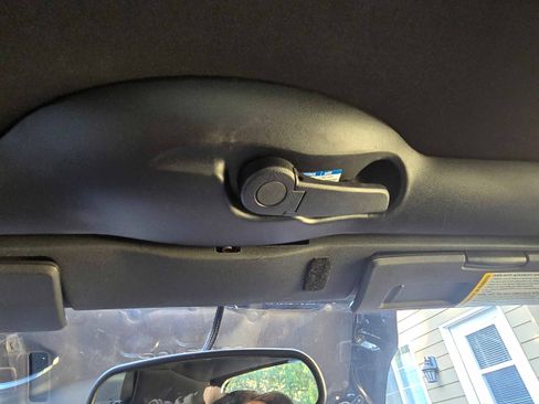 Used 2008 Pontiac Solstice GXP w/ Premium Package image 16