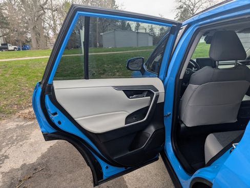 Used 2021 Toyota RAV4 XLE image 17