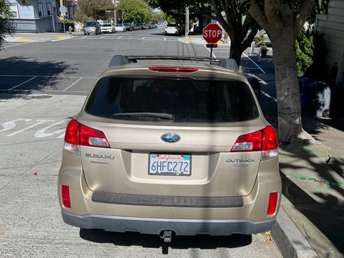 Used 2010 Subaru Outback 2.5i Limited AWD/4WD image 2