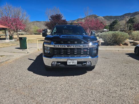 Used 2023 Chevrolet Silverado 2500 LT image 2