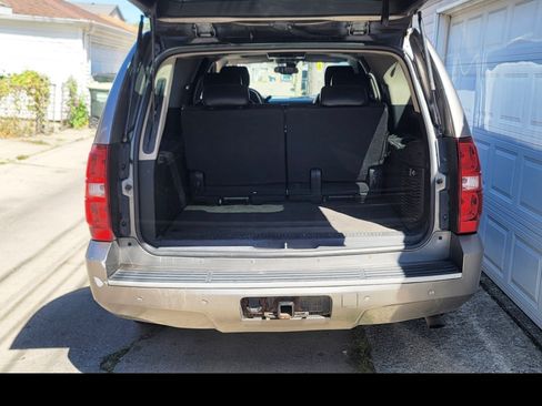Used 2007 Chevrolet Suburban LTZ w/ LTZ Preferred Equipment Group image 2