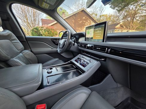 Used 2020 Lincoln Aviator Reserve w/ Equipment Group 202A image 11