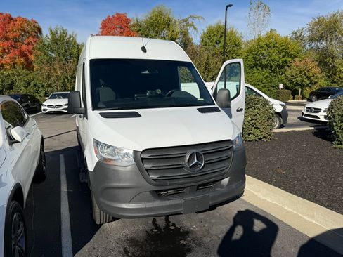 Used 2021 Mercedes-Benz Sprinter 2500 image 10