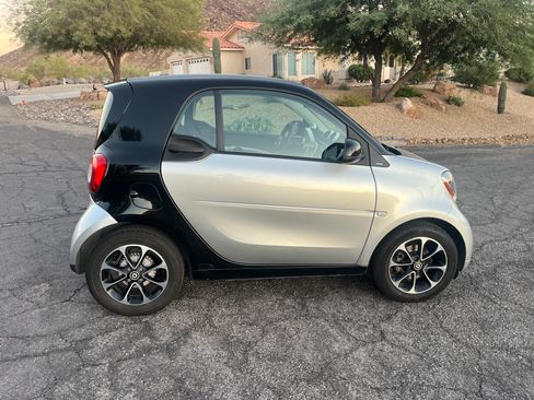 Used 2016 smart fortwo passion image 11