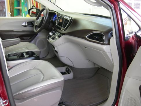 Used 2020 Chrysler Voyager Lxi image 13